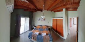 维拉帕尔克西基曼Duplex en Parque Síquíman的一间卧室设有一张床和木制天花板