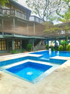 八打雁The Henry Resort Taramindu Laiya的房屋前的游泳池
