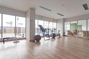 万隆RedLiving Apartemen Mekarwangi Square - M Express的大楼内带跑步机和健身器材的健身房