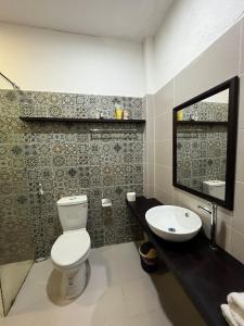顺化Kha Hostel的一间带卫生间和水槽的浴室