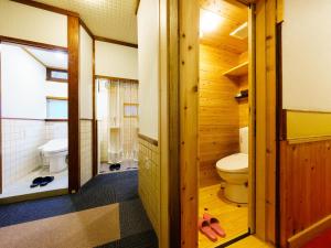 嬉野市Ureshino Onsen Kotobukiya的一间带卫生间和水槽的浴室
