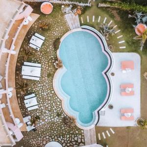 平谷Belika Beach Club的享有度假村游泳池的顶部景致