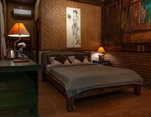 塞莱马德加庞多克派塔亚巴利恩酒店的一间卧室设有一张床和砖墙