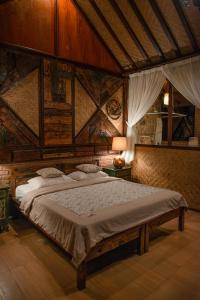 塞莱马德加庞多克派塔亚巴利恩酒店的一间卧室设有一张带木制天花板的大床