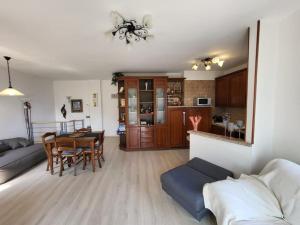 利莫内-苏尔加达Villa Olivo的客厅以及带桌子和沙发的厨房。