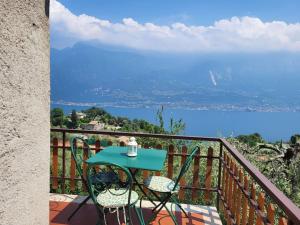 利莫内-苏尔加达Villa Olivo的阳台配有桌椅,享有水景
