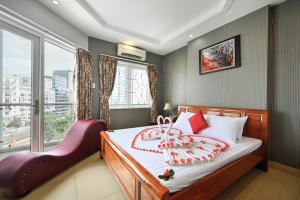 胡志明市Quang Hoa Airport Hotel的一间卧室设有一张床和一个大窗户