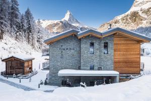 采尔马特Apartment in Chalet Pizzo Fiamma的山地雪地滑雪小屋