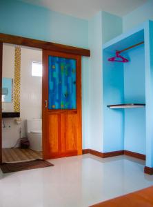 高兰i-Style Lanta Boutique House --- SHA Extra Plus的一间带木门和卫生间的浴室