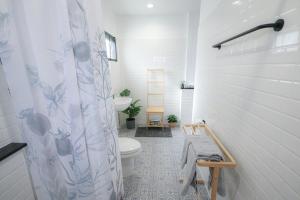 Ban Khlong Bang SaiSLEEP SLEEP SUANPHAK的一间带卫生间和淋浴帘的浴室