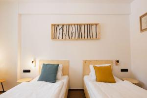 尼萨河畔亚布洛内茨雷哈维特尔酒店的两张睡床彼此相邻,位于一个房间里