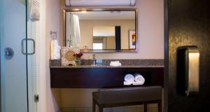 马什菲尔德BW系列酒店的一间浴室