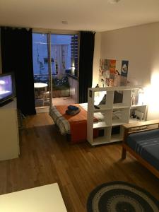 布宜诺斯艾利斯Dormy en Belgrano的一间卧室配有一张床和一台电视,另一间卧室配有窗户