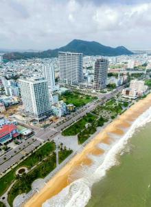归仁FLC Sea Tower Quy Nhon -Tran Apartment的享有海滩和建筑的空中景致