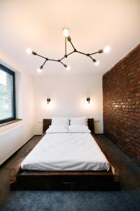 布拉日Liziera Blaj的一间卧室配有一张砖墙床