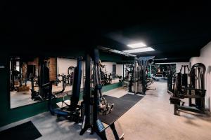 布拉日Liziera Blaj的一间健身房,里面装有一堆设备