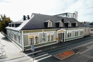 约恩苏Johanssonin talo 1849的一条街道上黑色屋顶的大型白色建筑