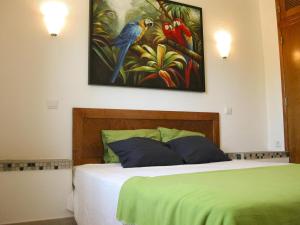 卡巴纳斯·德·塔维拉Almargem Villa 77的一间卧室配有一张壁画床
