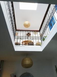 舍夫沙万Vallparadis Pension Familiar" FIRDAUS"的带阳台和吊灯的格子天花板