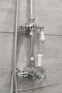 奇切斯特4 Canon Lane的金属淋浴器,带水管和淋浴头
