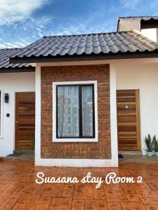 瓜拉丁加奴Suasana Stay & Homestay near UMT UNISZA IPG MRSM Kuala Nerus, Terengganu的一座带窗户和屋顶的房子
