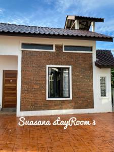 瓜拉丁加奴Suasana Stay & Homestay near UMT UNISZA IPG MRSM Kuala Nerus, Terengganu的砖屋,有窗户和屋顶