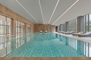 上海上海临港雅辰酒店的一座带窗户的建筑中的游泳池