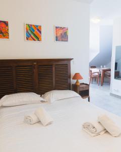 波尔尼谢Hotel et Studios Le Marina Baie de La Baule的卧室配有带毛巾的大型白色床