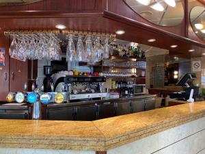 伊西莱穆利诺航空酒店的吧台上挂着玻璃杯的酒吧