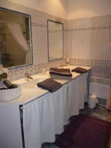 卡斯蒂隆迪加尔巴斯泰德品斯酒店的浴室配有盥洗盆、镜子和毛巾