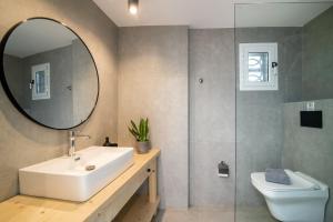 阿里克斯Alykes View Apartments的一间带水槽、镜子和卫生间的浴室