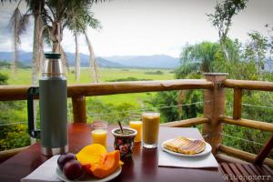 加罗帕巴Residencial Paraíso da Gamboa的餐桌,带食物和橙汁盘