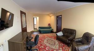 考纳斯ARB Kaunas的客厅配有2把皮椅和沙发
