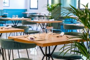 卡拉加尔达纳ARTIEM Audax - Adults Only的餐厅设有木桌和绿色椅子