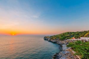 席昌岛苏梅丝厂旅馆的悬崖上的度假村,在海洋上日落