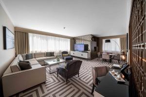 阿布扎比马哈阿江罗塔纳酒店公寓的客厅配有沙发和桌子