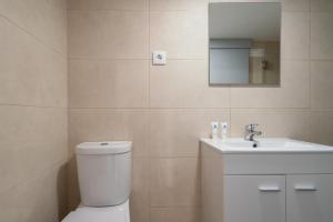 波尔图Charming Bright House w/ Garden的浴室配有白色卫生间和盥洗盆。