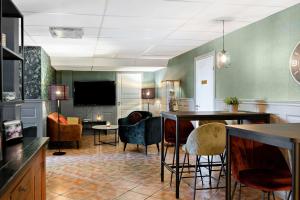 埃斯基尔斯蒂纳贝斯特韦斯特维斯塔运动酒店的客厅配有桌子和一些椅子