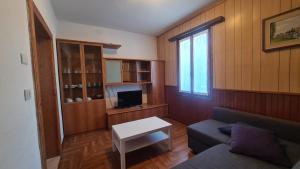 大圣玛丽亚Appartamento Santa Maria Maggiore的客厅配有沙发和桌子