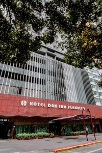 圣保罗Hotel Dan Inn Planalto São Paulo的一座位于酒店大楼前方的旅馆