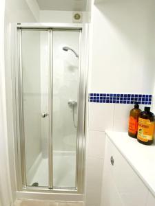 因纳利森The Wee Bunk House - Innerleithen的浴室里设有玻璃门淋浴