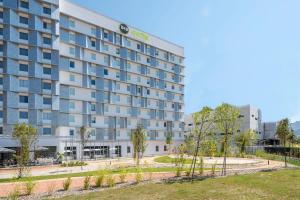 马赛B&B HOTEL Marseille Prado Vélodrome的建筑的 ⁇ 染