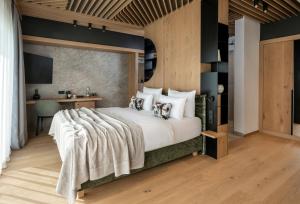 巴特维戈因NEUWIRT - Boutiquehotel & Wirtshaus的一间卧室配有一张大床和一张书桌