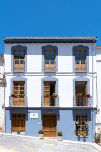 伊斯纳哈尔Villa Moana的蓝色和白色的建筑,设有窗户和阳台