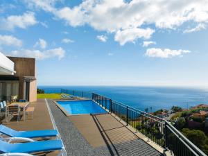 伊斯特雷托达卡耶塔Casa Mozart II的一个带游泳池和海洋的阳台