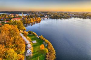 米科瓦伊基Lake Glamp Mikołajki - Adults Only的享有大河流和城镇的空中景色