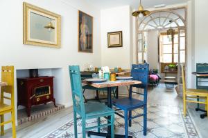 伊斯纳哈尔Villa Moana的一间配备有蓝色椅子和桌子的用餐室