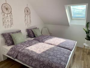 门奇斯Sunny Oak Estate的一间卧室配有一张带紫色床单的床和窗户。