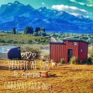 特来凡林Cabañas Ladera de Nant y Fall -Tiny Houses-的山地中的红色谷仓