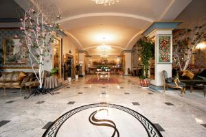 巴库Sapphire City Hotel的大堂在地板中央设有蛇